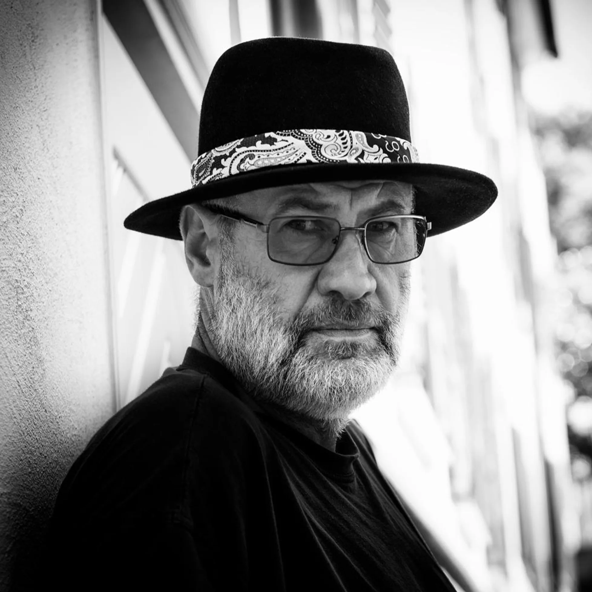 Fish (Derek Dick) of Marillion in black fedora.